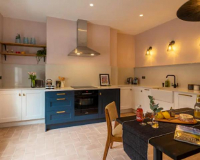 Luxury & Location! Bakewell Georgian Townhouse - 'The Haywood'